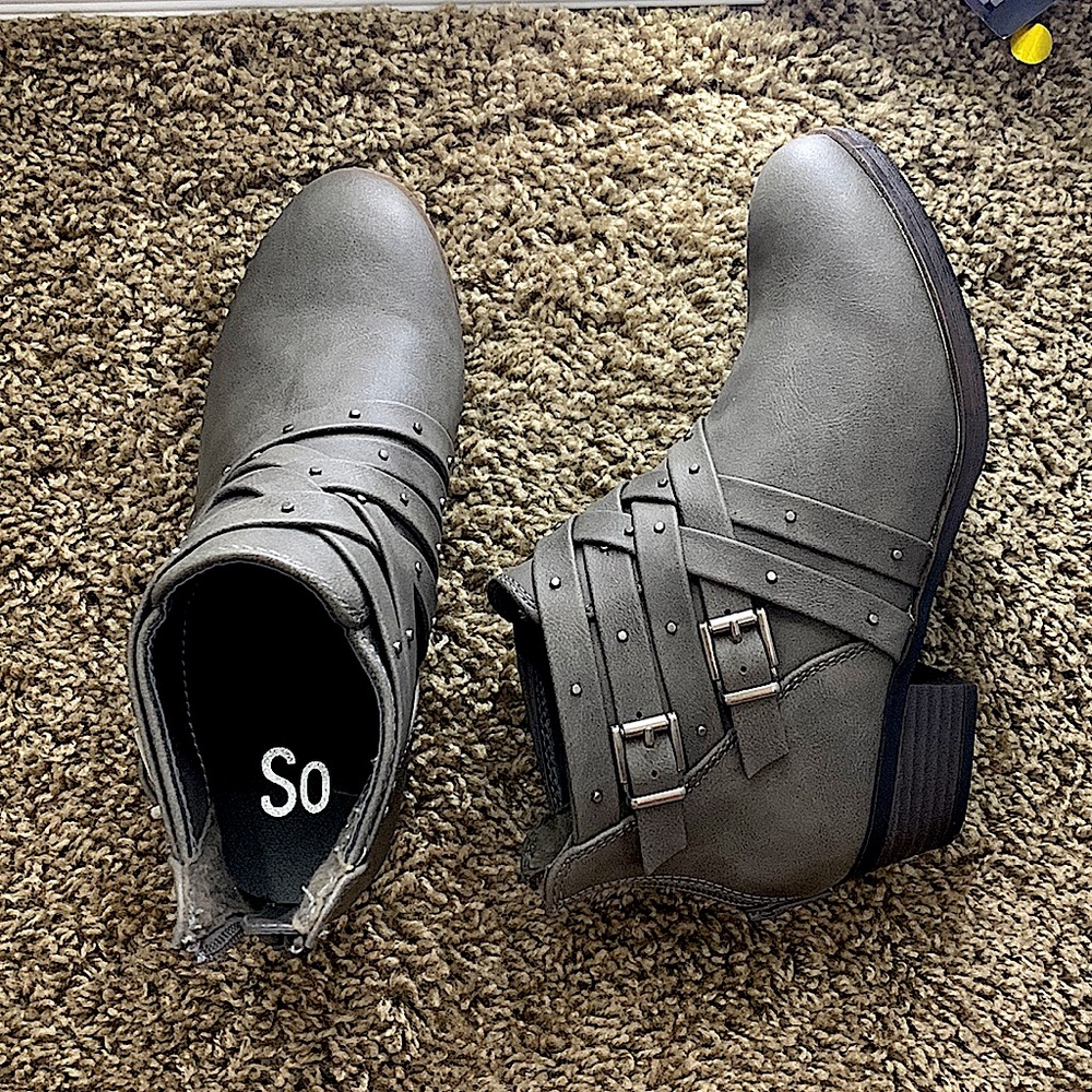these shoes have no tears or scratches they are MWS 5 MED